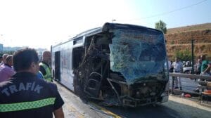 Beylikdüzü Haramidere Sanayi Durağı’nda iki metrobüs çarpıştı. Kazada bir yolcu
