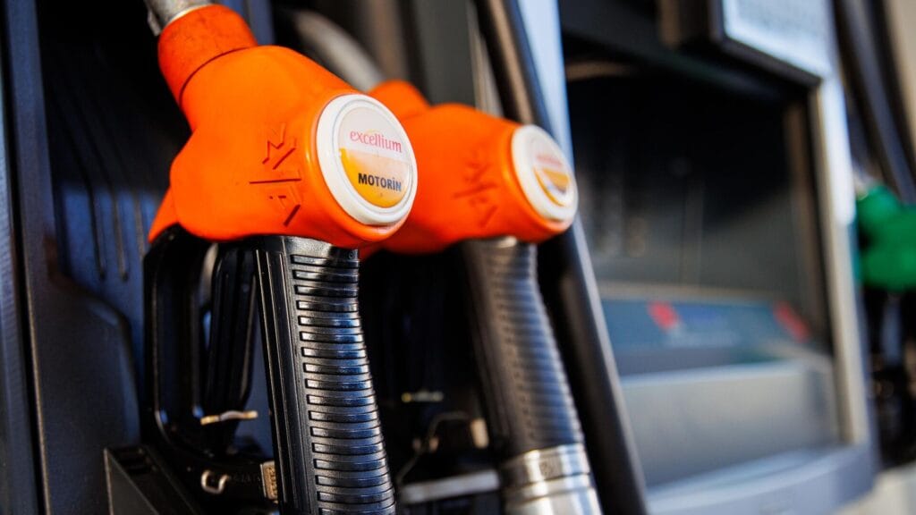 Benzin ve Motorine Büyük Zam Geliyor: Fiyatlar Gece Yarısı Artıyor 1 12545
