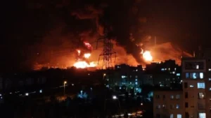 İsrail’in Bat Yam kentinde 14 katlı bir apartmana isabet eden