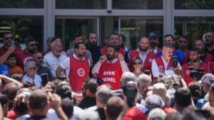 İzmir Büyükşehir Belediyesi‘ne bağlı işçiler 28 Mayıs’ta greve başladı, görüşmelerde