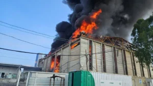 İran, İsrail’in Tel Aviv kentinde bulunan Mossad karargâhına balistik füzelerle