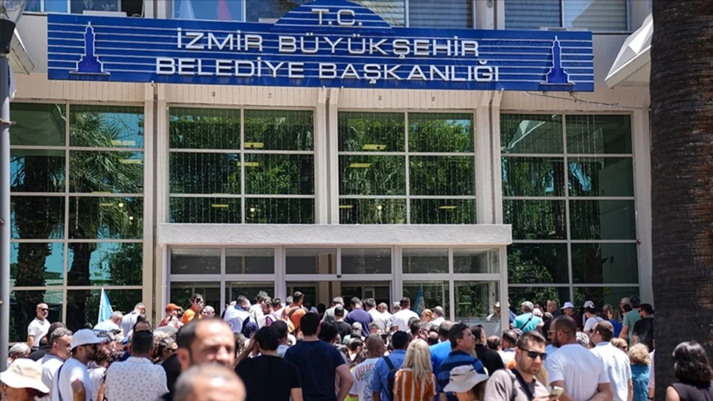 İzmir Büyükşehir Belediyesi’nde 1030 çalışanla yollar ayrılıyor 1 9413