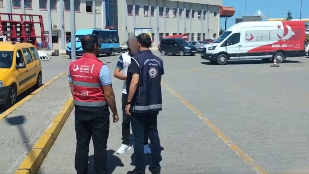 572 düzensiz göçmen yakalandı 1 göçmen kaçakçılığı