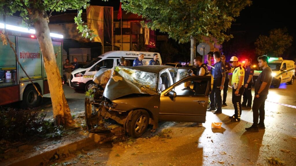 Denizli’de otomobil ağaca çarptı: 2 kişi hayatını kaybetti 1 denizli trafik kazası