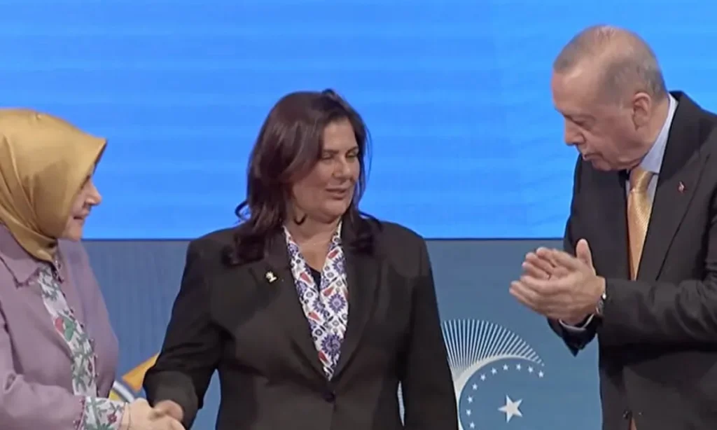 Özlem Çerçioğlu AK Parti’ye geçti, Erdoğan kuruluş yıl dönümünde rozetini taktı 1 özlem çerçioğlu ak parti