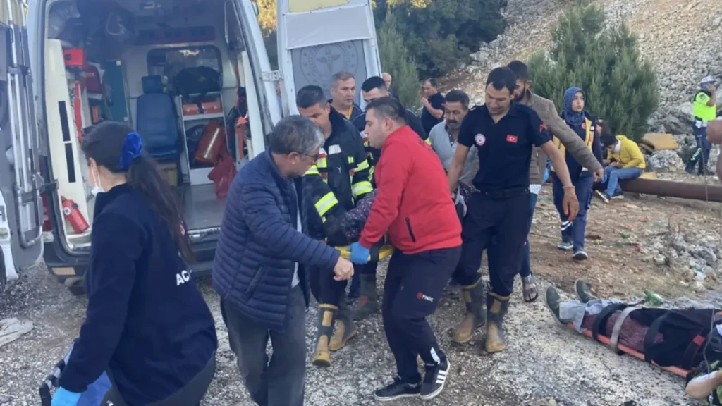 Mersin’de minibüs şarampole devrildi: 5 ölü, 14 yaralı 1 mersin